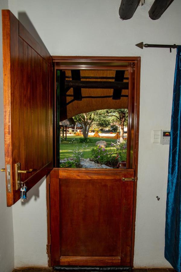 Lion'S Den Guesthouse Otjiwarongo Dış mekan fotoğraf